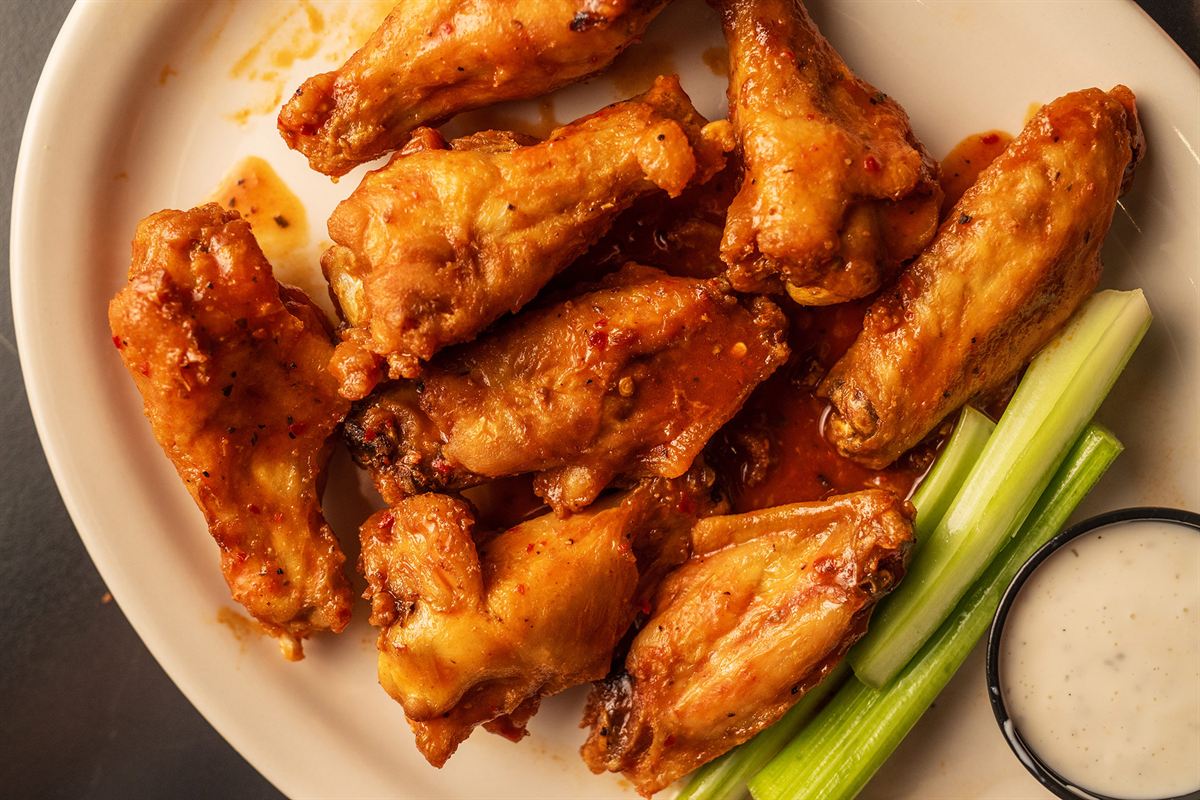 Chicken wings with celery and ranch